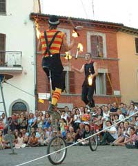 La Strada Festival 2024, rassegna di teatro urbano e circo contemporaneo