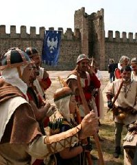 Alla corte degli Estensi 2025 - Piazza Maggiore 2, Este (PD) - Sfide e tornei dell'epoca medievale Venerdì 25, sabato 26, e domenica 27 aprile le mura del castello di Este faranno da cornice alla 23^ edizione di "...