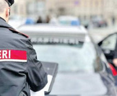 Roma, le strappano la collana e fuggono: anziana su sedia a rotelle rapinata da un nomade sotto casa. La fuga e l'arresto