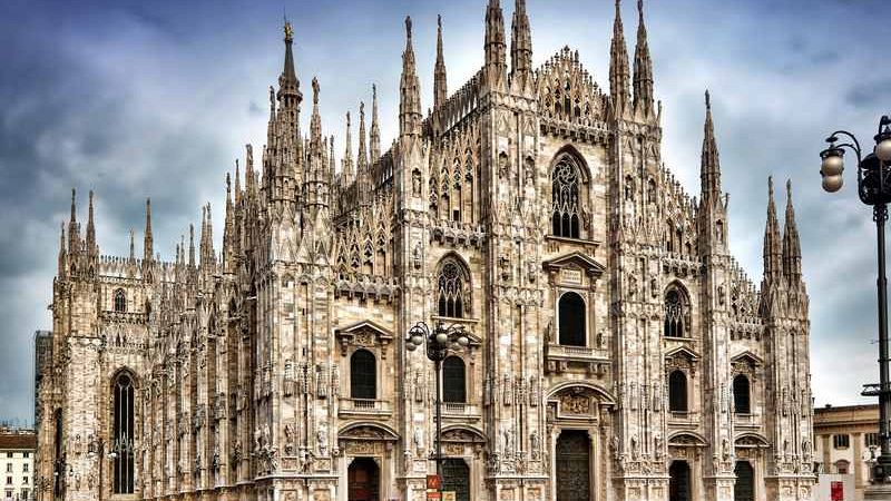 milano-piazza-duomo_59863052.jpg