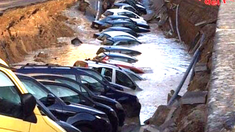 Le auto sommerse dall'acqua