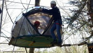 Dormire in tenda sull'albero