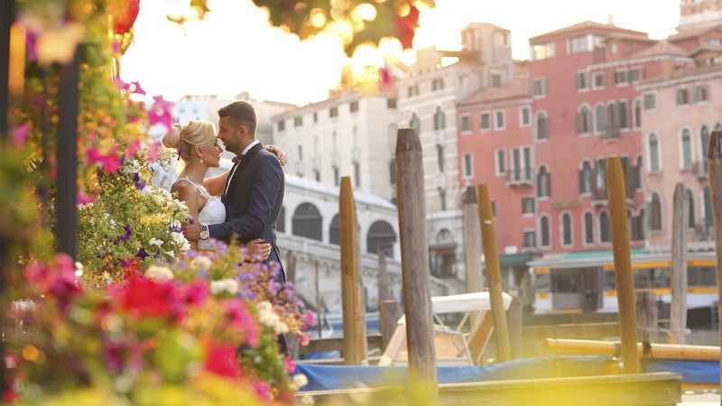 groom and bride kissing in Venice