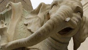 Dall’Elefantino al Pantheon: tutti i monumenti vandalizzati a Roma