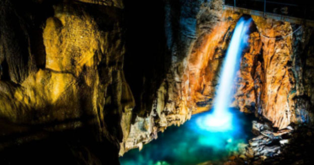 Famose, incantevoli e suggestive: ecco le grotte più belle d'Italia meta del turismo speleologico