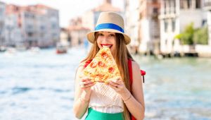 Troppi maleducati a Venezia: stop allo street food