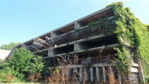l'edificio capolavoro architettonico è in rovina, ma il plastico è esposto al MoMa di New York