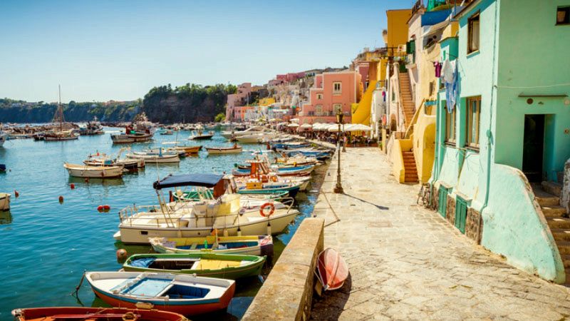 Procida dichiara guerra al traffico: bus gratis per chi non usa le auto