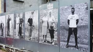 Le foto di Giulia Caminada immortalano la vita dell'intero borgo di Barni, a Como.