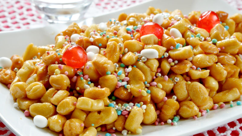 Cosa sono gli struffoli protagonisti delle feste natalizie napoletane e non solo