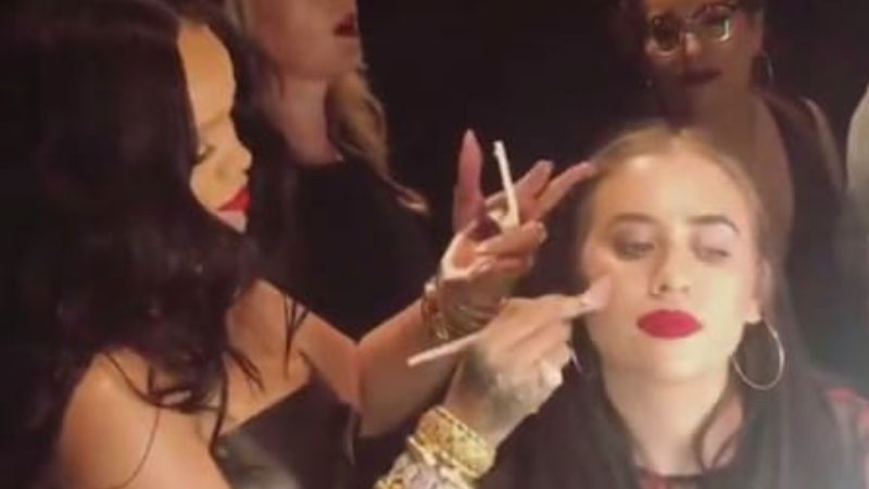 Rihanna fa la commessa in un negozio di cosmetici di Milano, fan in delirio