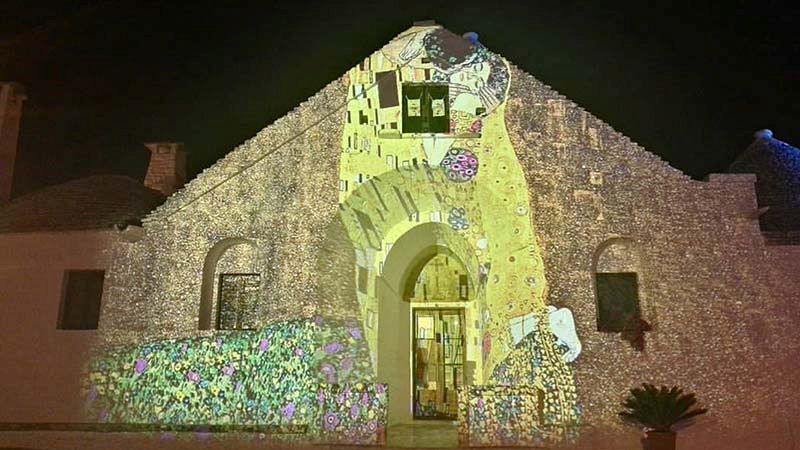 A cento anni dalla scomparsa, i quadri di Klimt colorano i trulli di Alberobello