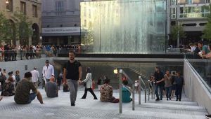 Tutti in fila per il nuovo apple store di Milano 3