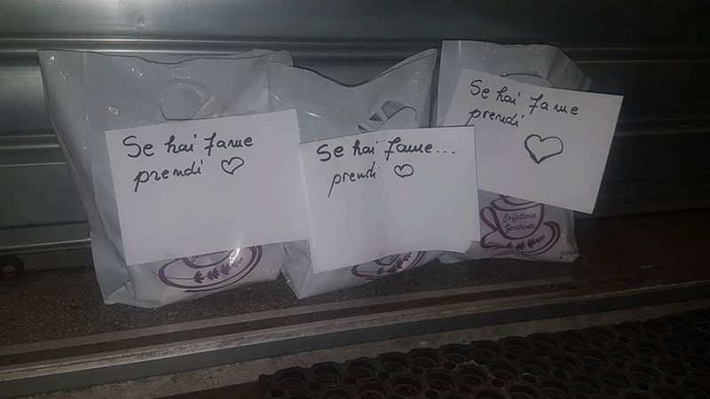Il bar di Brescia che offre brioches e frutta ai senzatetto