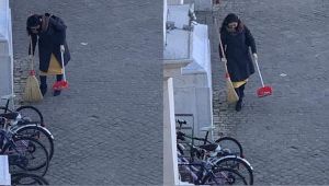 pesaro donna pulisce strada