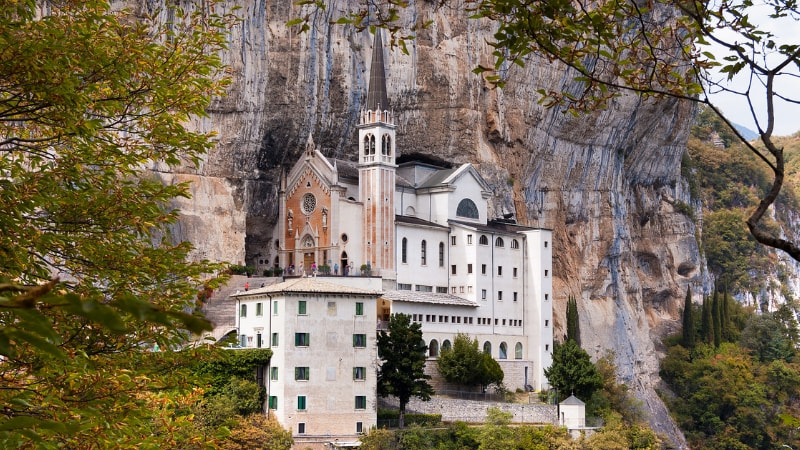 Le 5 chiese incastonate nella roccia più spettacolari