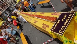 Napoli, bruschetta dop da record: è la più lunga del mondo