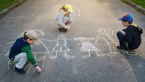bimbi-giocano-in-strada