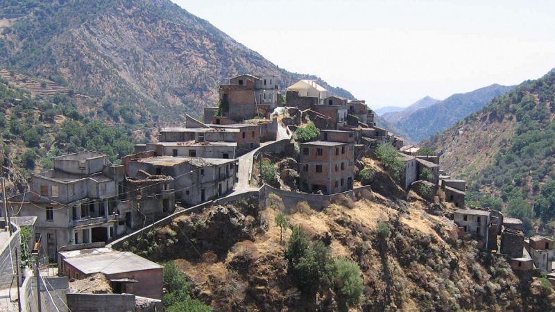Roghudi, il borgo fantasma a picco su una roccia in Aspromonte