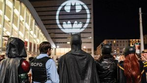 Batman compie 80 anni: il segnale proiettato sui muri di Roma