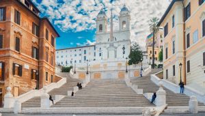Sedersi sulla scalinata di Trinità dei Monti a Roma