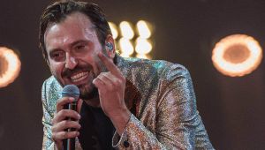 Cesare Cremonini accende Bologna: luminarie con una sua canzone