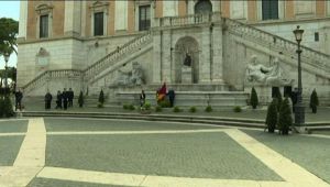 Coronavirus, Campidoglio deserto: commovente minuto di silenzio