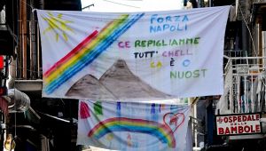 Napoli, per le strade le frasi di Gomorra contro il Coronavirus