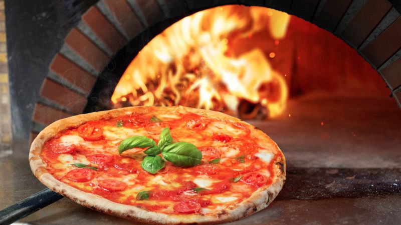 60 mila pizze in una sera a Napoli dopo il via libera al delivery