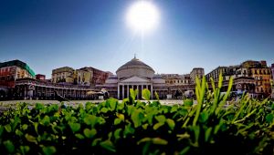 Coronavirus, in piazza Plebiscito a Napoli ora cresce l'erba