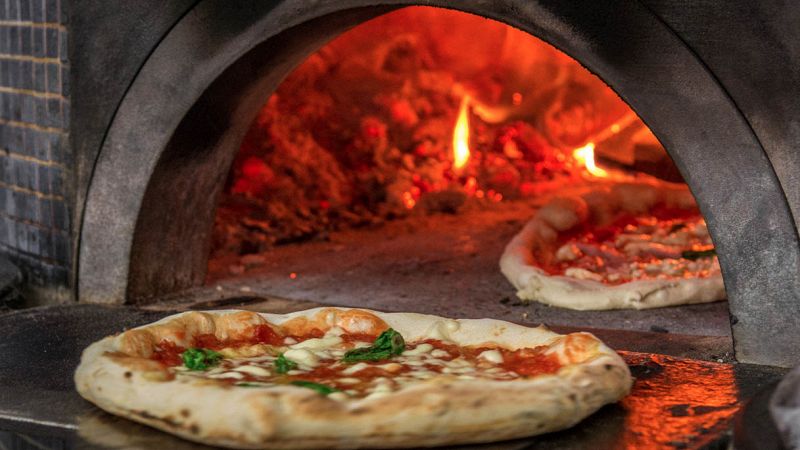 La pizzeria Da Michele compie 150 anni e festeggia con una mostra