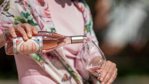 Dolce e Gabbana e Donnafugata insieme: nasce il vino rosato Rosa