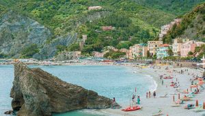 Spiagge libere modello "Temptation Island": l'idea in Liguria