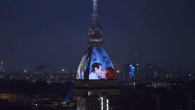 Torino, la Mole Antonelliana diventa un cinema a cielo aperto