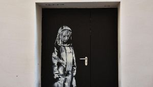 Trovata in Abruzzo la porta del Bataclan dipinta da Banksy rubata