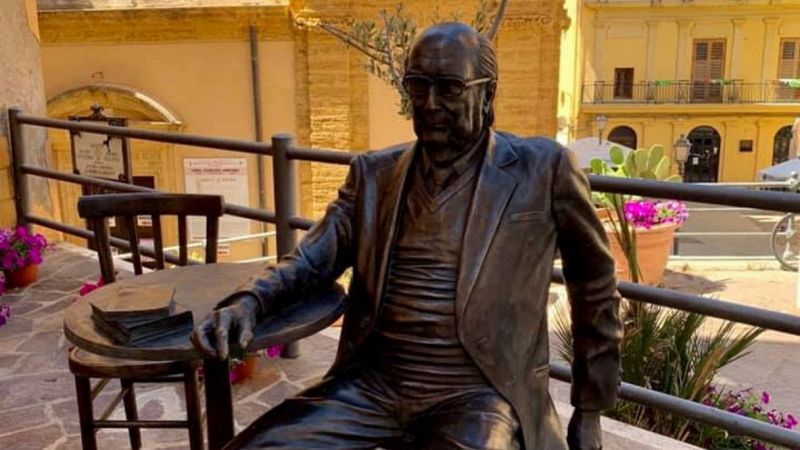 Una statua per Camilleri nel "salotto buono" di Agrigento