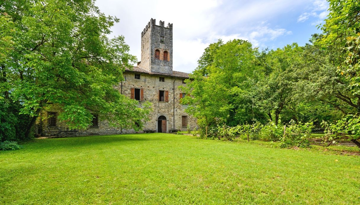 Parmense, castello da sogno del 1200 in vendita a 8 milioni