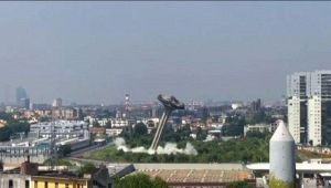 Milano, demolita torre del quartiere Adriano: il crollo