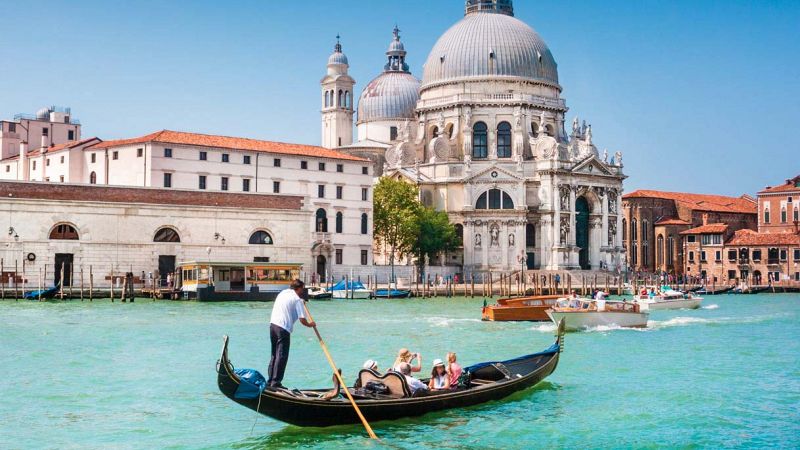 "I turisti pesano sempre di più": Venezia limita le gondole