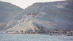 Assalto alla Scala dei Turchi nonostante i divieti: la denuncia