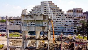 Scampia: demolita la Vela Verde, simbolo di Gomorra