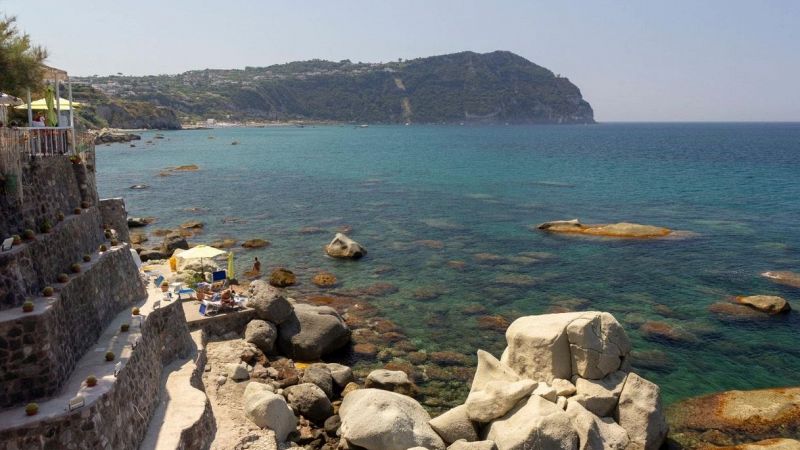 Ischia, cede il costone di Cava dell'Isola: paura tra i bagnanti