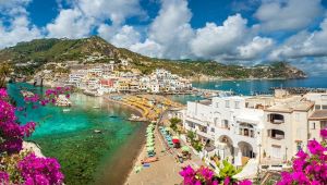 Ischia, vietato camminare a torso nudo nel borgo di Sant'Angelo