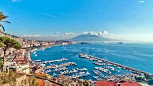 Dolce e Gabbana celebrano l'"estate a Napoli"