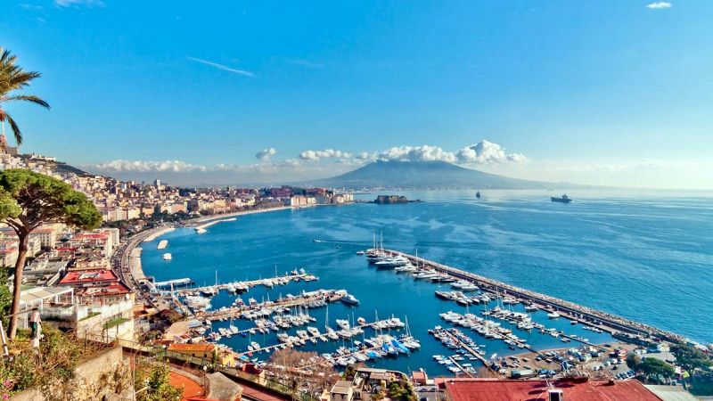 Dolce e Gabbana celebrano l'"estate a Napoli"