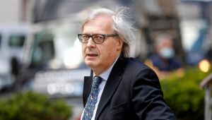 Sgarbi multa chi porta la mascherina senza motivo a Sutri