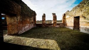 Pompei, sale su tetto delle terme per una foto: caccia al turista