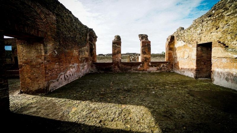 Pompei, sale su tetto delle terme per una foto: caccia al turista