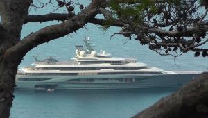 Flying Fox, a Capri lo yacht a noleggio più grande al mondo