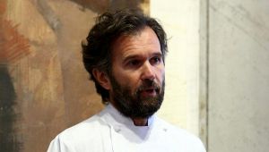 Cracco serve la pizza senza una fetta: provocazione anti sprechi